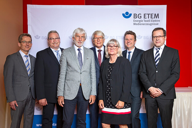 Gruppenfoto der Geschäftsführung der BG ETEM, von links nach rechts stehen: Von links nach rechts: Bernd Offermanns, Hans-Peter Kern, Dr. Bernhard Ascherl, Dr. Heinz-Willi Mölders, Karin Jung, Jörg Botti, Johannes Tichi.