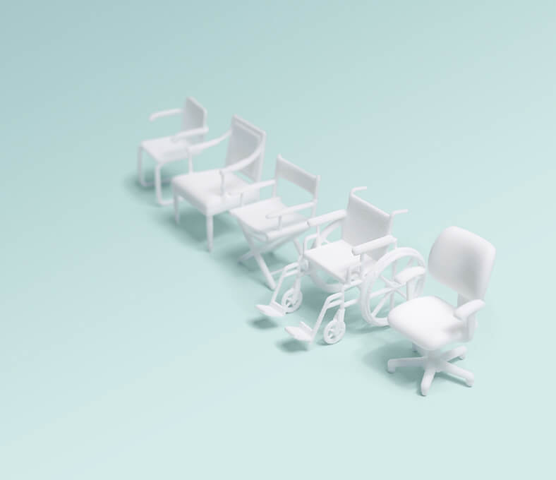 Mehrere weiße Bürostühle stehen in einer diagonalen Reihe, dazwischen ein Rollstuhl. 