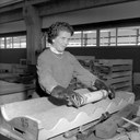 Lunge: Arbeiterin in der Schweiz beim Walzen einer Dachplatte
