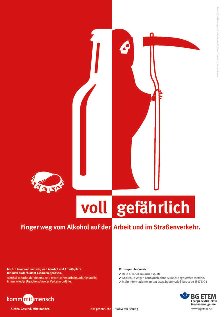 Das Plakat zeigt in rot und weiß eine halbe Flasche, daneben eine Figur mit Totenschädel und Sense, darunter den Slogan: Voll gefährlich, Finger weg vom Alkohol auf der Arbeit und im Straßenverkehr.