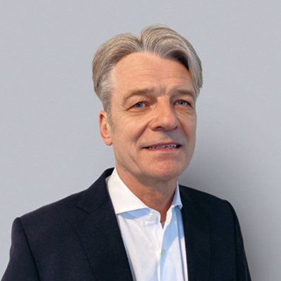Porträt von Jobst Kleineberg, neuer Vorsitzender der Vertreterversammlung der BG ETEM. Er hat kurze graue Haare, trägt ein weißes Hemd und ein dunkles Jackett.