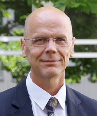 Porträt von Dr. Johannes Hüdepohl. 