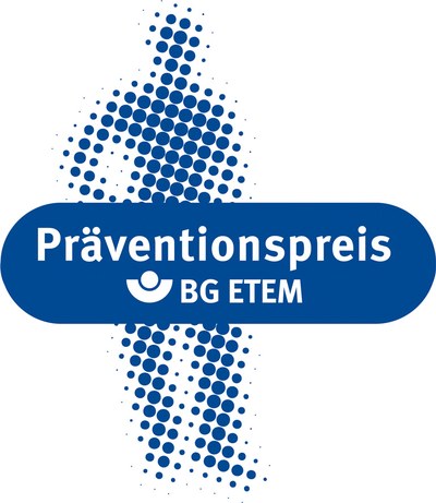 Logo: die Silhouette eines Menschen mit blauen Punkten dargestellt; in der Mitte des Menschen in einem blau hinterlegten Feld der Schriftzug „Präventionspreis“ und das BG ETEM mit Symbol (Halbkreis mit Kreis).