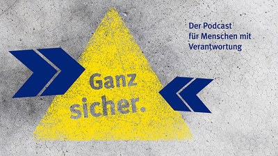 Logo Podcast „Ganz sicher“: Gelbes Dreieck mit blauen Doppelpfeilen an den Seiten vor grauem Hintergrund, Text: Ganz sicher. Der Podcast für Menschen mit Verantwortung.