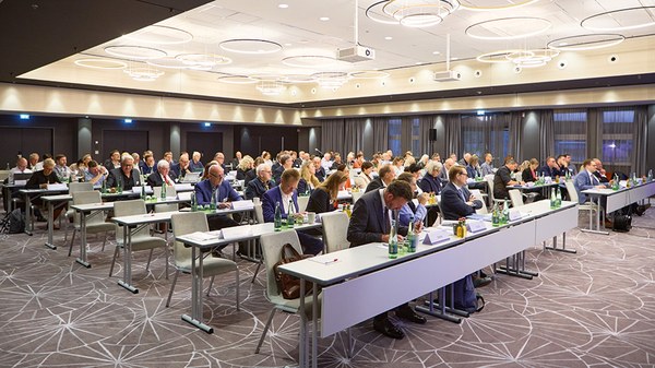 Blick auf den Saal mit den Mitgliedern der Vertreterversammlung bei ihrer ersten Sitzung