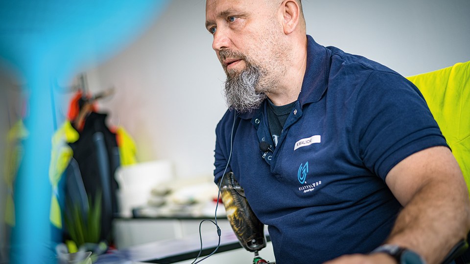 Martin Malicki konzentriert bei der Büroarbeit an einem Computer