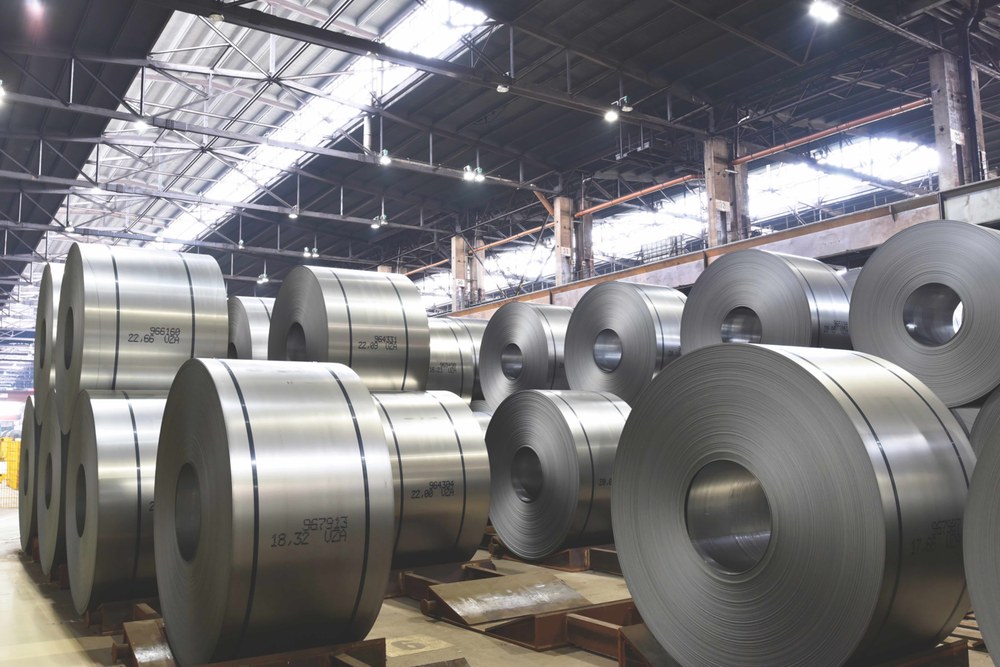 Metallbauteile werden gelagert.