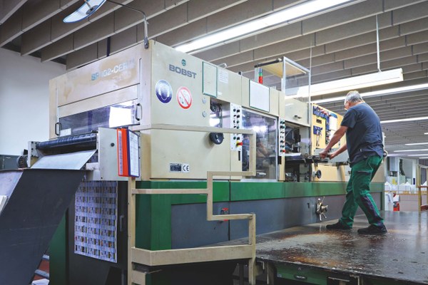 Ein fest verschraubter Zweiergriff hilft bei der MM Graphia Trier GmbH bei der Montage.