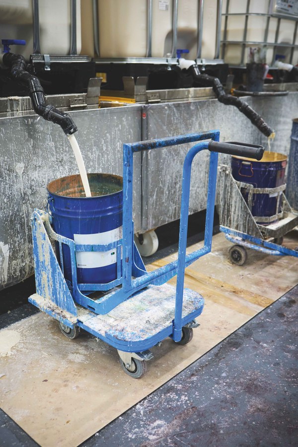 Ergonomischer Handwagen zur leichteren Befüllung von Fässern mit Farbe.