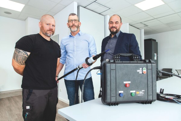Das Team der e-Netz Südhessen AG mit ihrem Sicherungsüberbrückungskoffer.