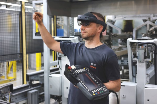 Ein Auszubildender von OSRAM nutzt Virtual und Augmented Reality zur Anleitung. 