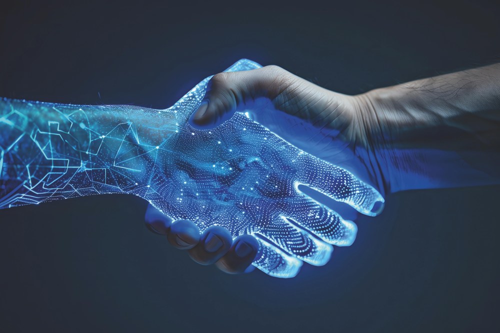 Zwei Hände schütteln einander. Während die eine Hand blau ist und aus Daten besteht, gehört die andere Hand einem Menschen.