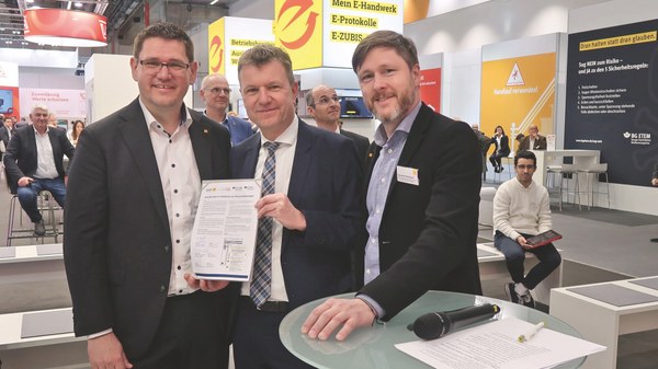 Der Zentralverband der Deutschen Elektro- und Informationstechnischen Handwerke (ZVEH) und der Zentralverband des Deutschen Dachdeckerhandwerks (ZVDH) unterzeichnen gemeinsam mit der BG ETEM und der BG BAU eine wegweisende Vereinbarung zur Installation von Photovoltaikanlagen auf Dächern.