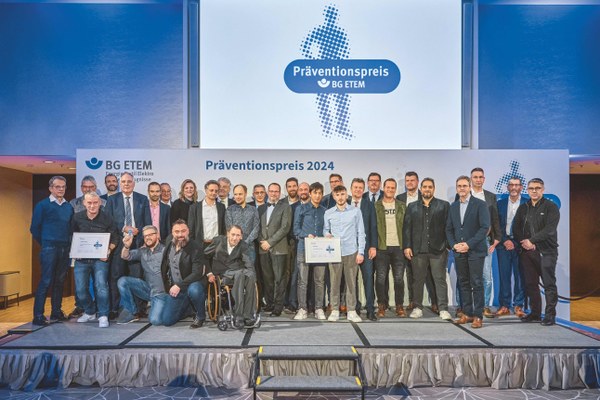 Die Siegerehrung des Präventionspreises 2024 mit allen Preisträgern auf der Bühne.